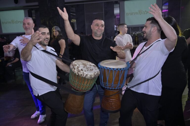 כניסה עם מתופפים ודרבוקות