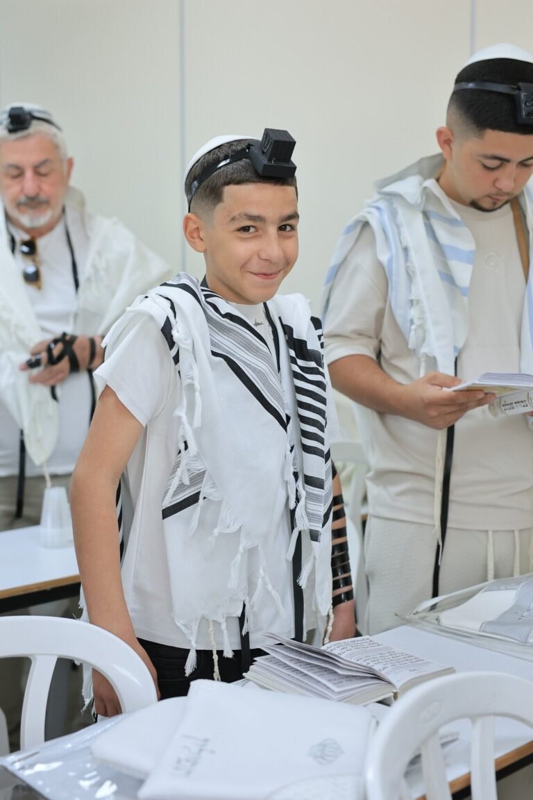חתן בר המצווה בטלית עם המשפחה