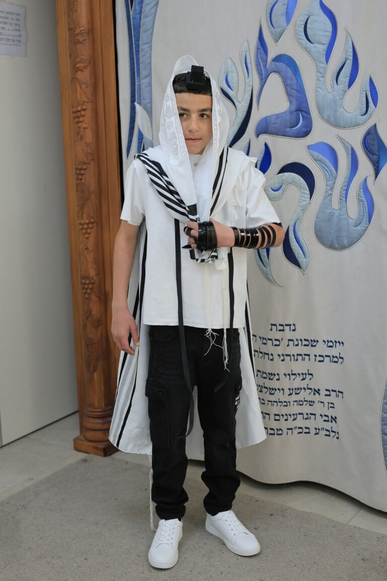 חתן בר המצווה בטלית ותפילין