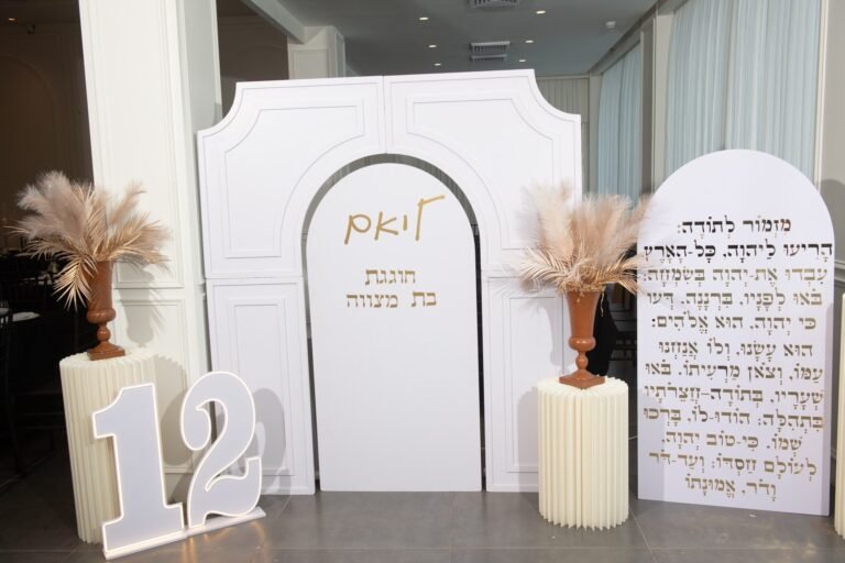 קיר עיצוב לבן עם פמפס והמספר 12
