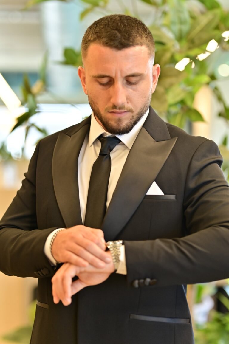 החתן סוגר את השעון לפני היציאה לחתונה
