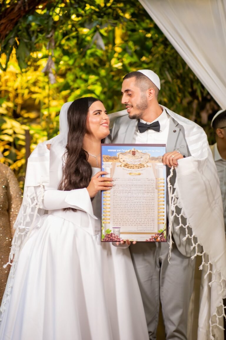 הזוג מחזיק את הכתובה עטוף בטלית