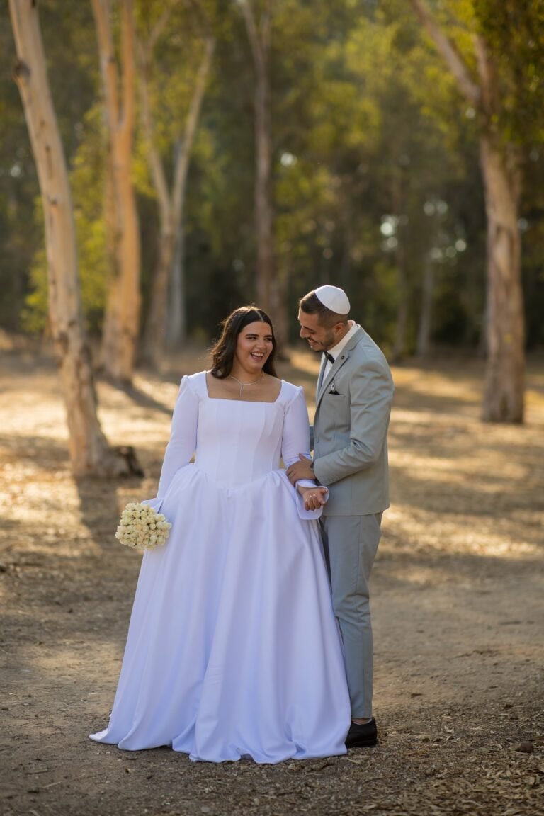 הזוג מטייל בשדרת עצים בשעת השקיעה
