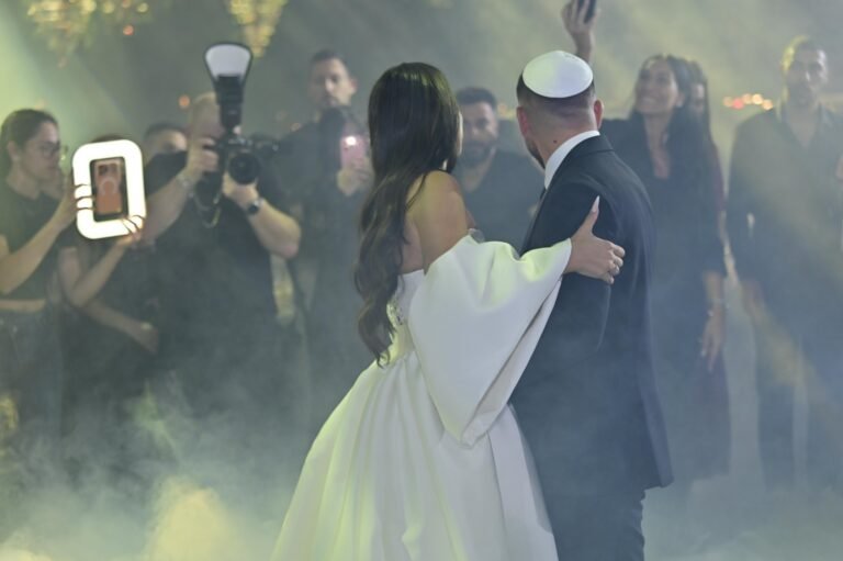 סלואו של הזוג בעשן, האורחים מסביב