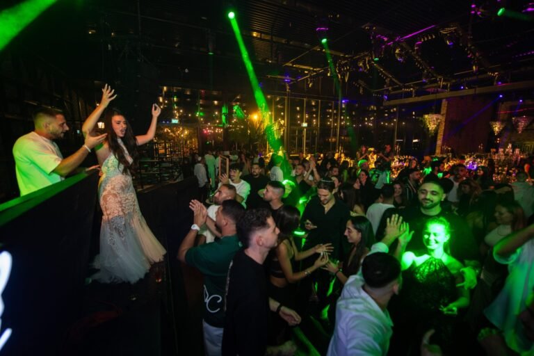 רחבת הריקודים עם לייזרים ירוקים