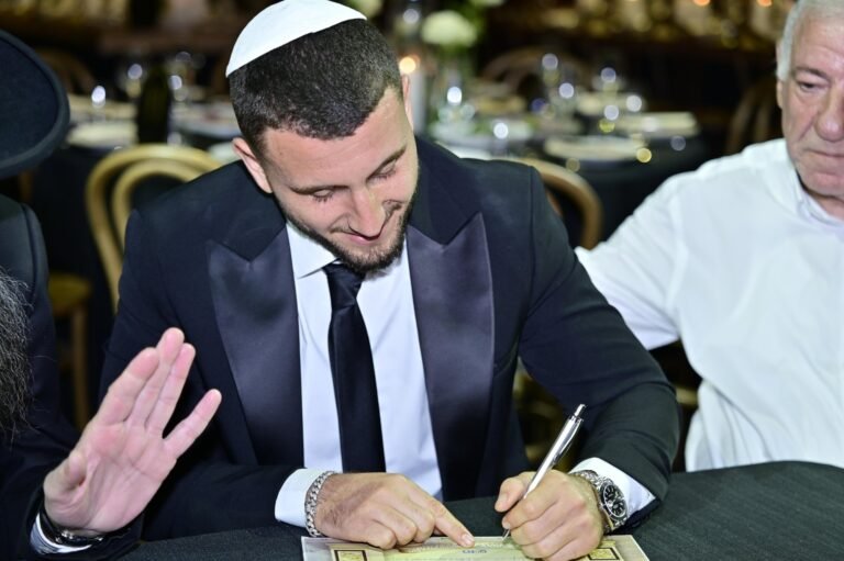 החתן חותם על הכתובה לפני החופה