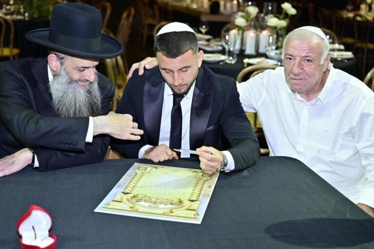 חתימת הכתובה עם הרב ובני המשפחה