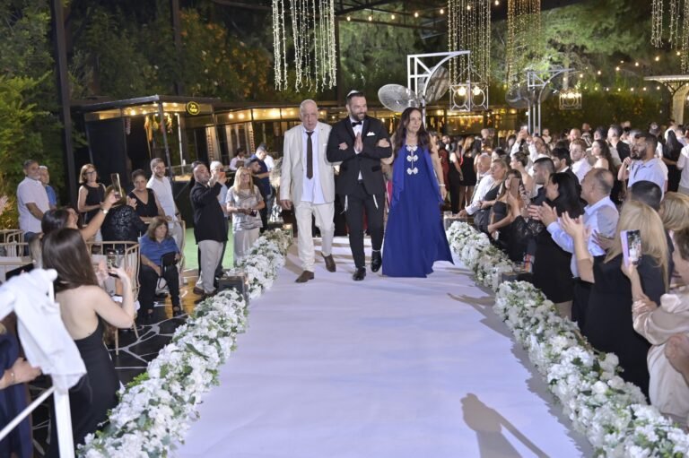 הכניסה לחופה בשדרת ירק ואורות
