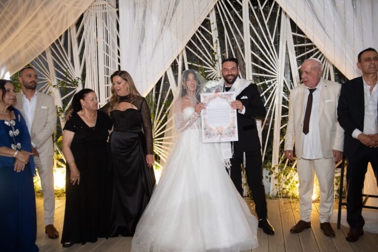 הזוג תחת חופה לבנה מעוטרת