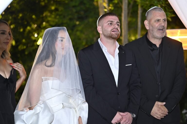 הכלה בהינומה לצד החתן בחופה