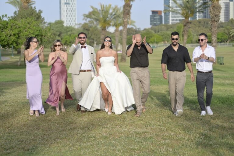 הזוג צועד על הדשא בליווי האורחים