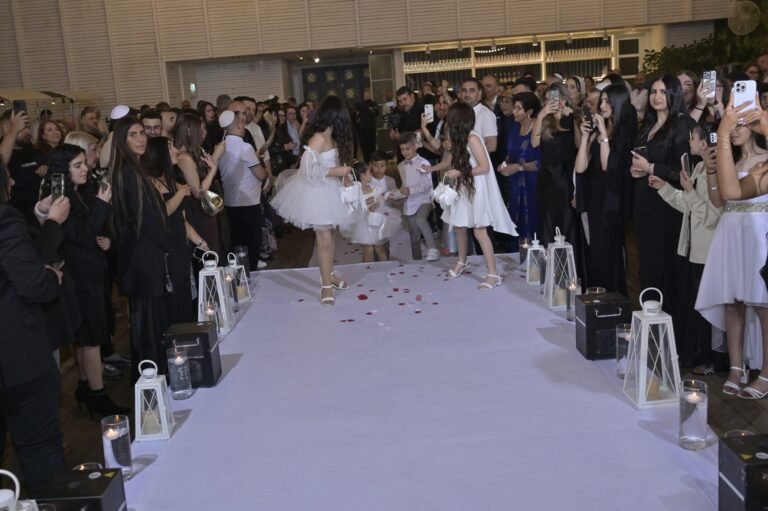 מסלול החופה עם עלי ורדים ואורחים
