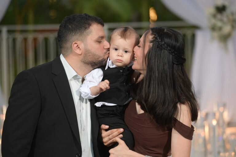 חופה מוארת בנרות בשעת ערב