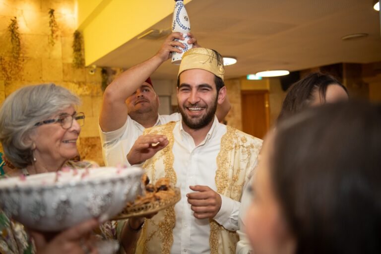 טקס החינה: מגש מעל ראש החתן